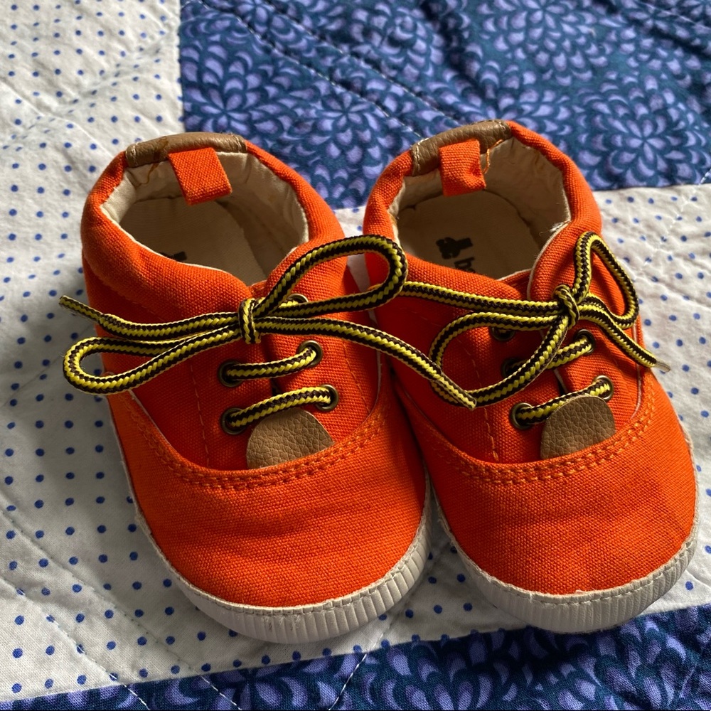 BABY GAP: NWOT sneakers, size 12-18 months